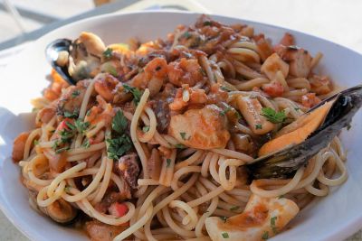 Ensalada de pasta marinera con salsa griega