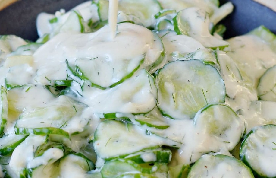 Ensalada de champiñones con salsa de yogur