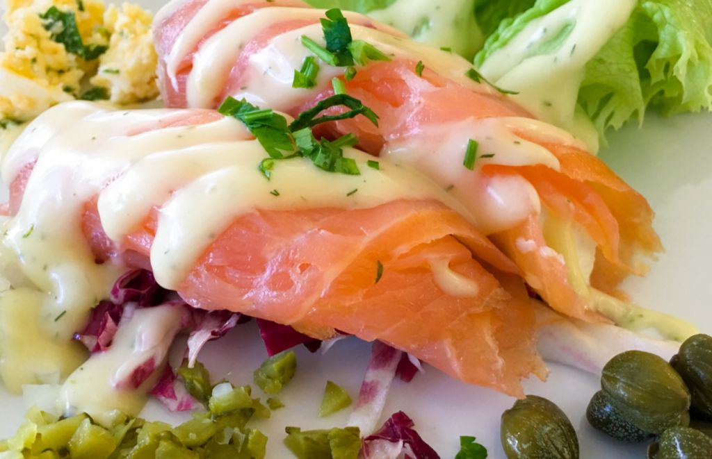 Rollitos de espárragos con salmón