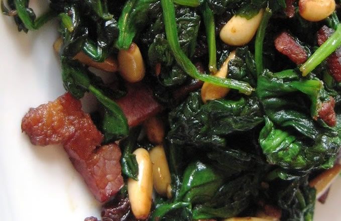 Espinacas salteadas con bacon y piñones