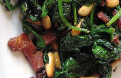 Espinacas salteadas con bacon y piñones