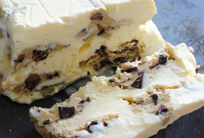 Helado de vainilla con cookies de chocolate y almendra