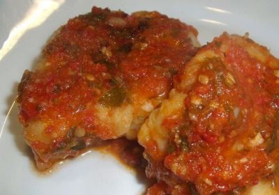 Merluza al limón con salsa de tomate y pimiento