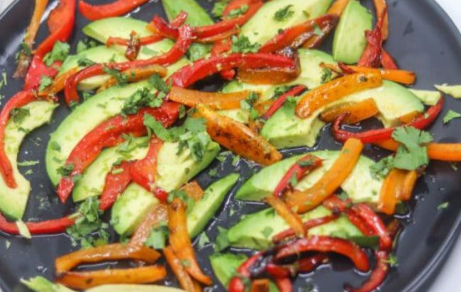 Aguacates con pimientos