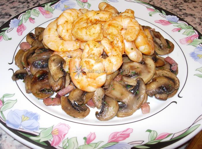 Champiñones con langostinos y jamón