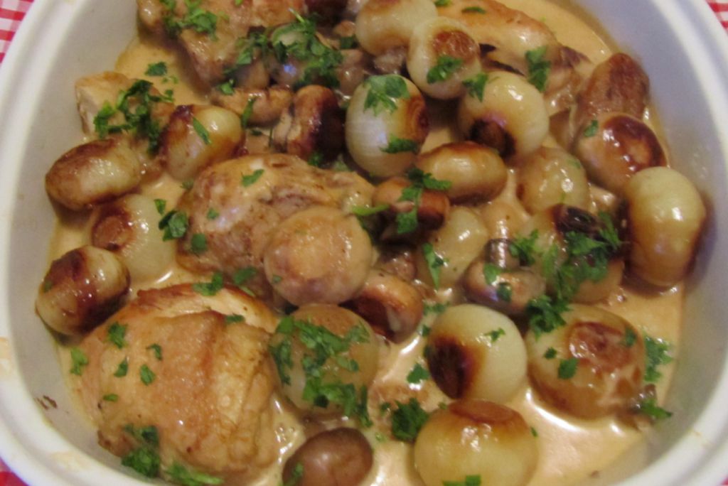 Fricasse de pollo con champiñones y setas
