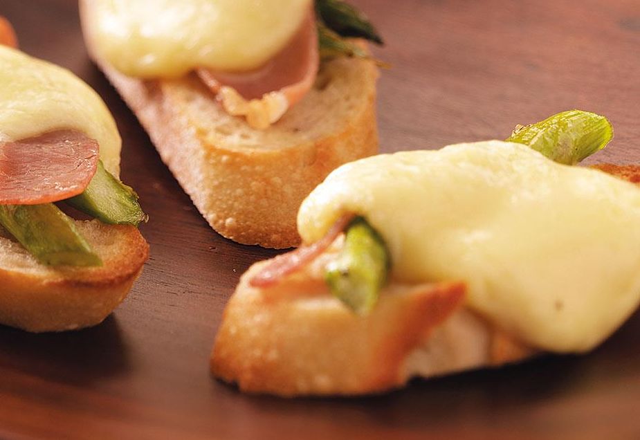 Canapes de espárragos con queso fundido