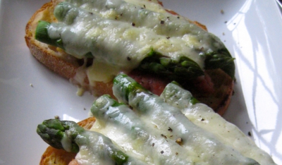 Tostas de espárragos verdes al gratín