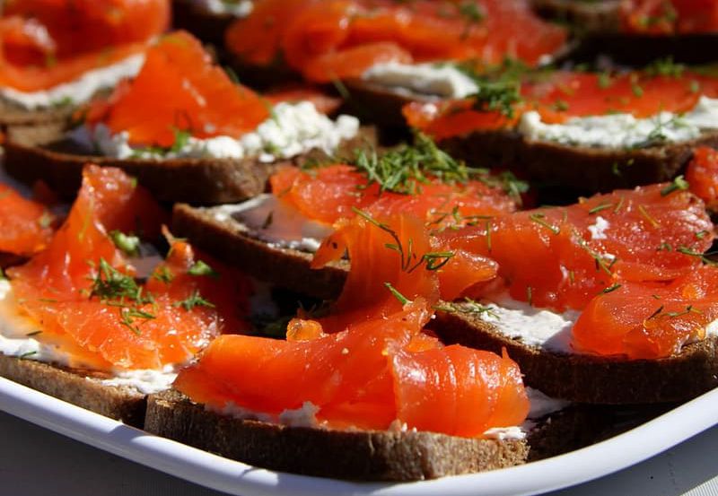 Tostadas con salmón y huevas