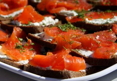 Tostadas con salmón y huevas