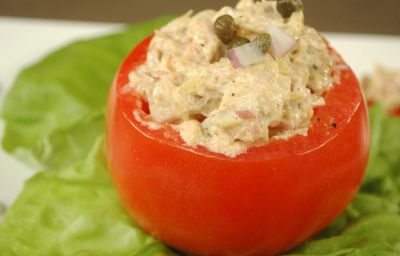 Tomates rellenos de crema de atún