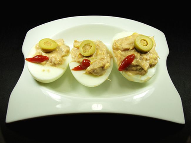 Huevos rellenos de pasta de anchoas