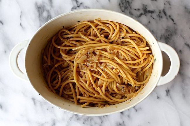 Espaguetis con cebolla