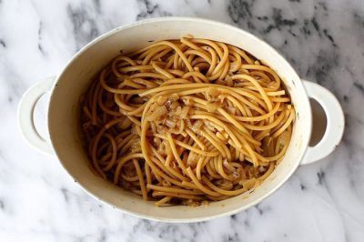 Espaguetis con cebolla
