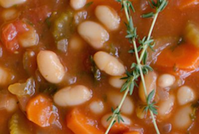Alubias blancas estofadas con verduras