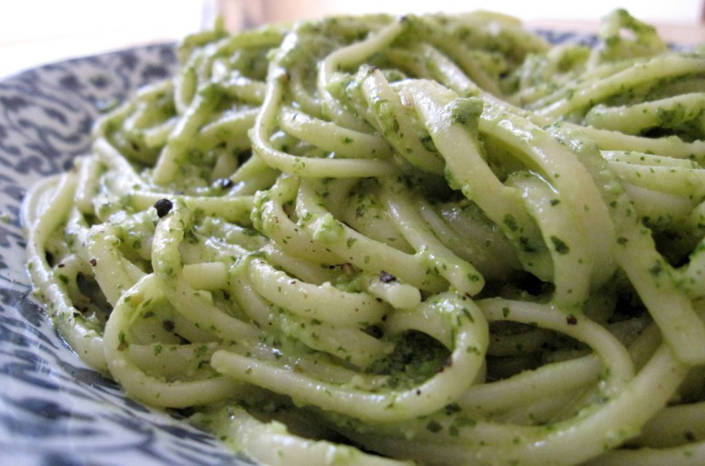 Espaguetis en salsa de guisantes