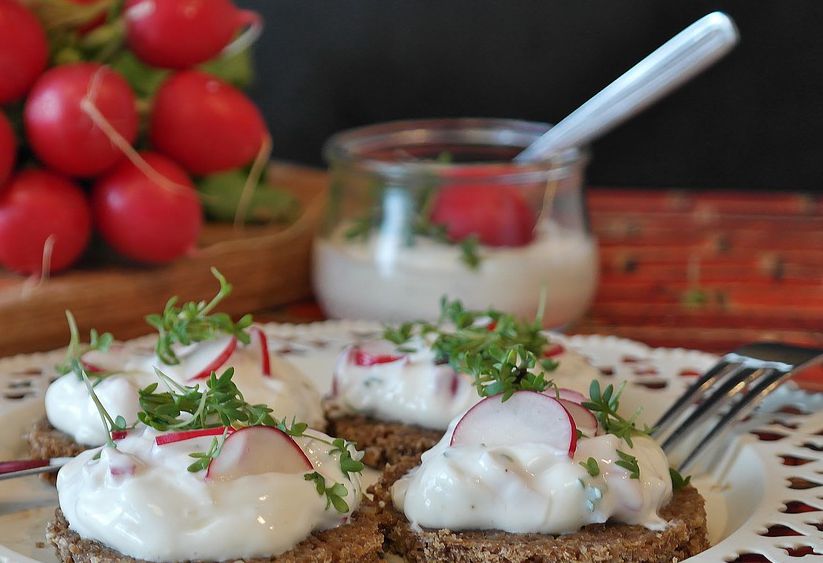 Rábanos con crema de yogur