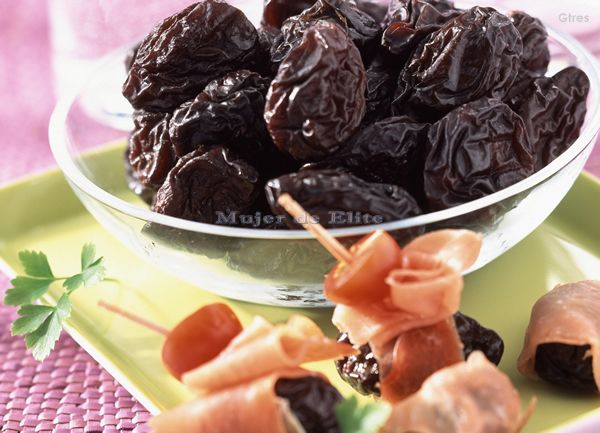 Brochetas de bacon y ciruelas
