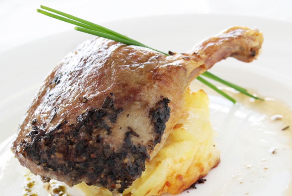 Pato confitado con crema de ajos