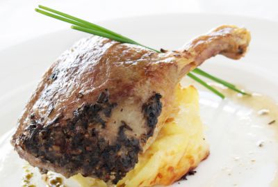 Pato confitado con crema de ajos