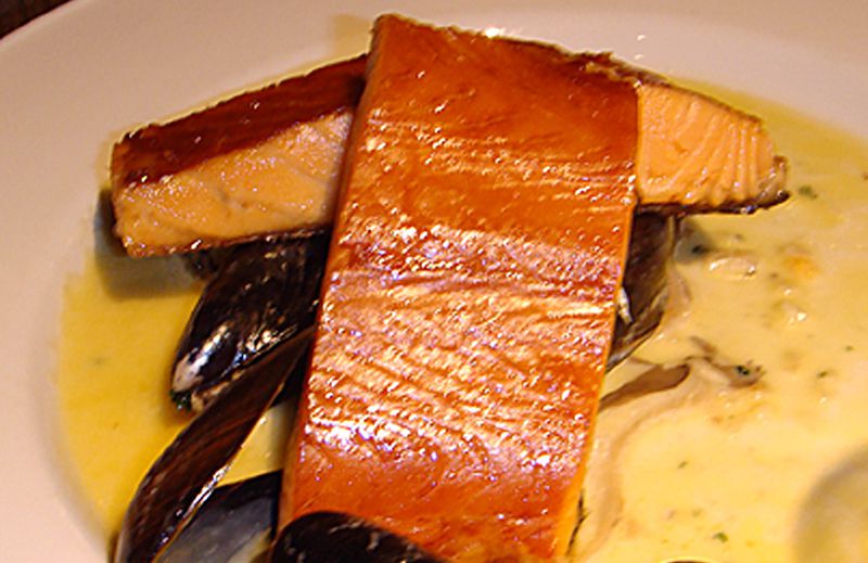 Salmón en salsa con mejillones