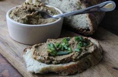 Paté de anchoas y piñones