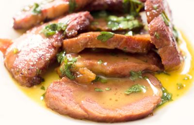 Lomo de cerdo en salsa suave de mostaza