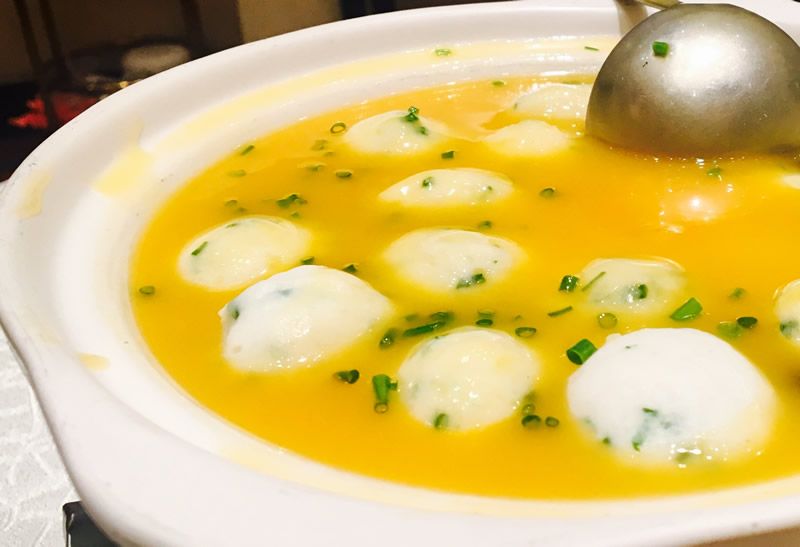 Sopa de maíz con huevo escalfado