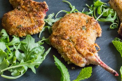 Chuletas de cordero empanadas en almendra y azafrán