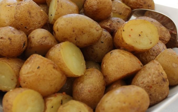 Patatas asadas con salsa chili