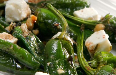 Ensalada de pimientos de padrón y queso feta