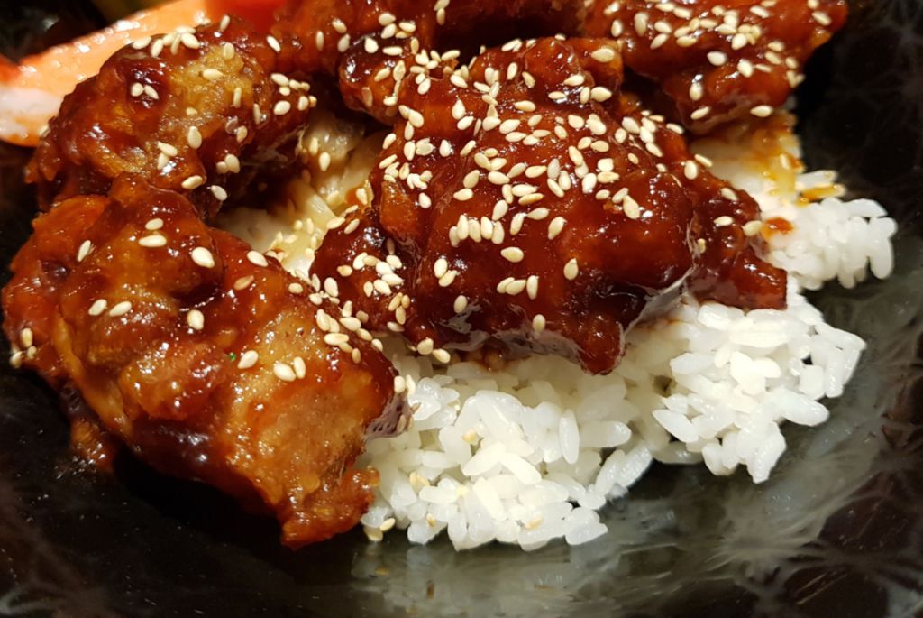 Pavo con salsa de soja y sésamo sobre arroz basmati