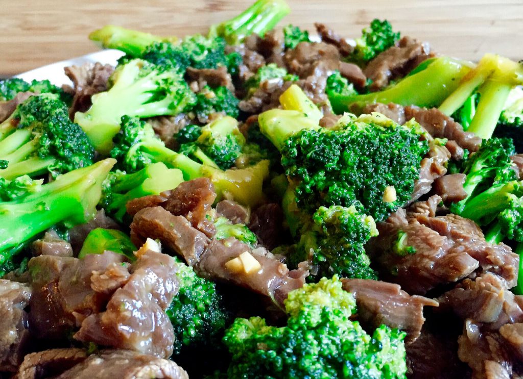 Carne con brócoli y champiñones - Recetas de Cocina | MujerdeElite