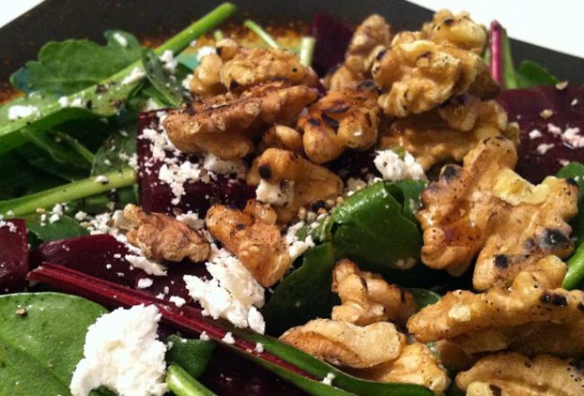 Ensalada de espinacas con queso de cabra y nueces