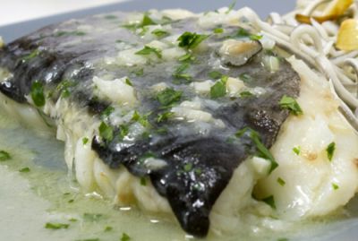 Bacalao y gulas en salsa verde