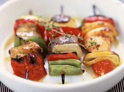 Brochetas de lomo con ciruelas