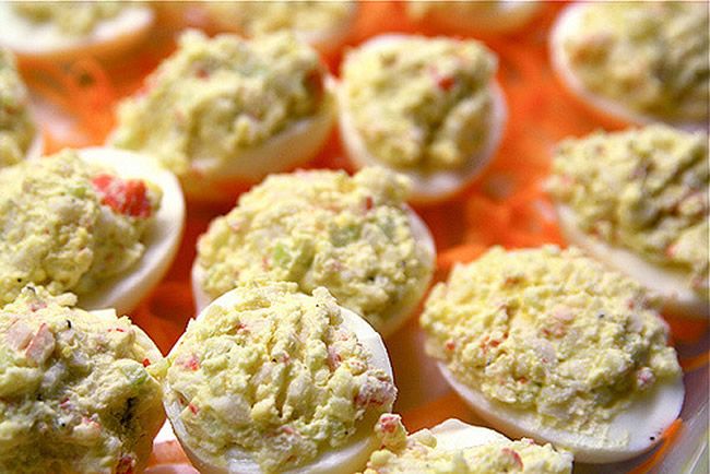 Huevos rellenos de cangrejo