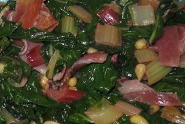 Espinacas salteadas con jamón y piñones