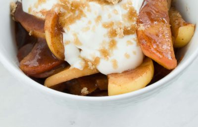 Manzanas con salsa de yogur y mandarina