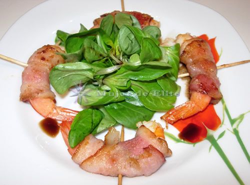 Pinchos de langostinos con bacon