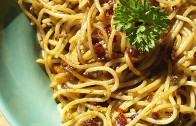 Espaguetis con anchoas y alcaparras