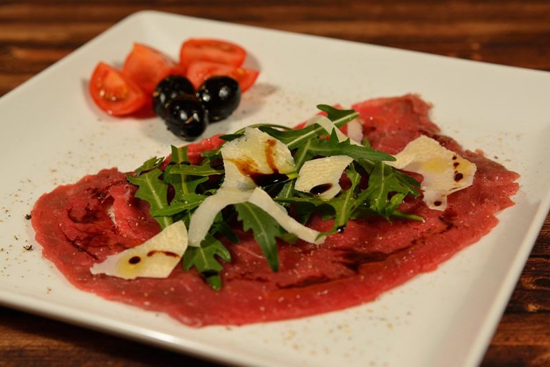 Carpaccio de ternera con queso parmesano