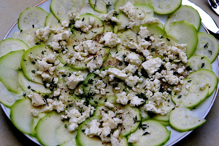 Carpaccio de calabacines con piñones y parmesano