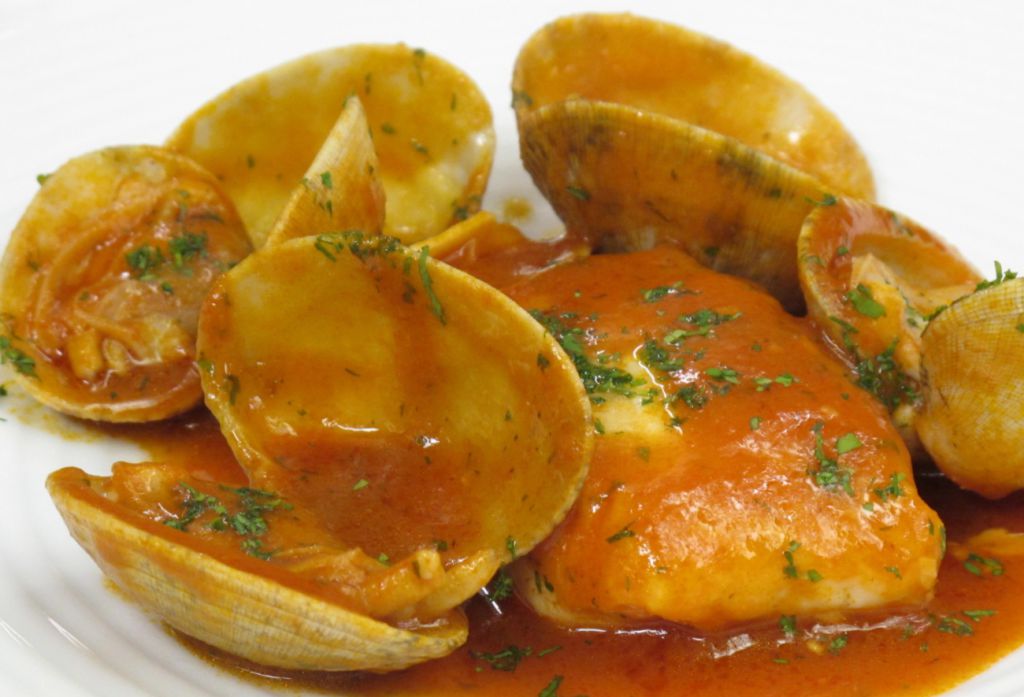 Merluza con tomate y almejas