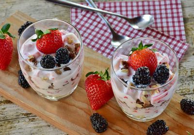 Yogur con frutas secas y crema de melocotón