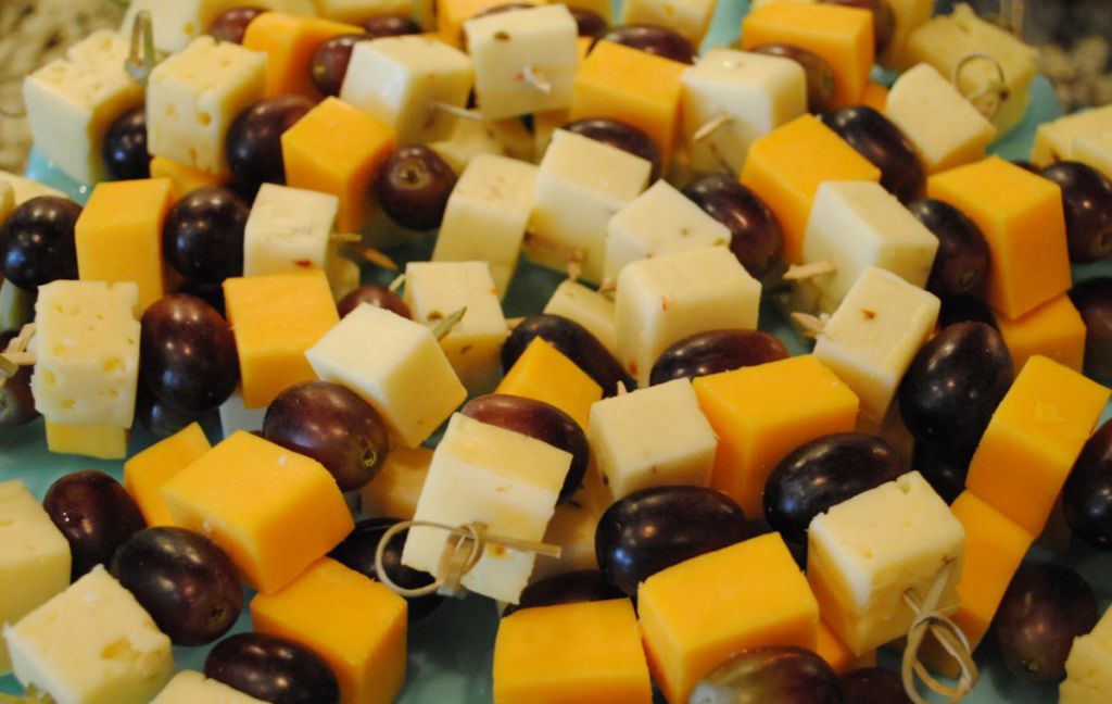 Brochetas de queso y uvas