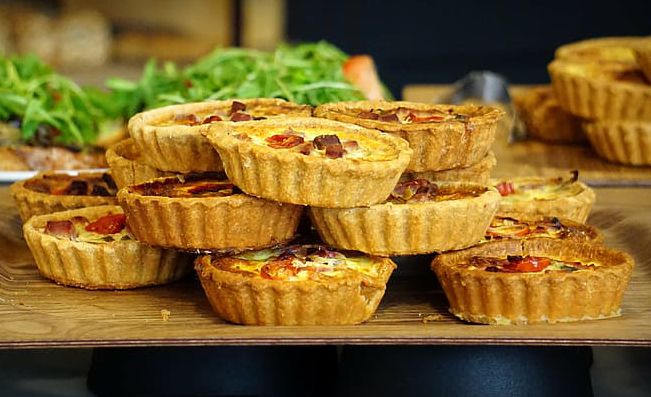 Tartaletas de avena rellenas de pisto y lomo