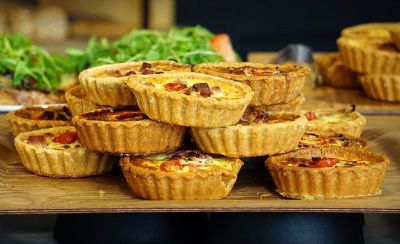 Tartaletas de avena rellenas de pisto y lomo