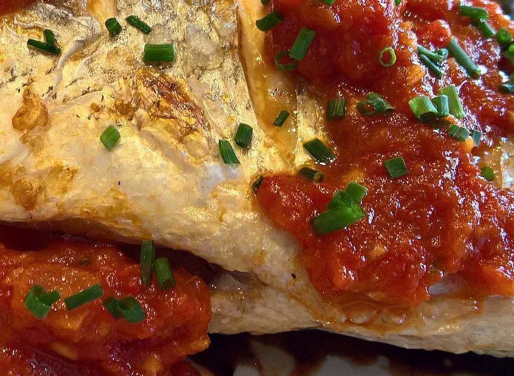 Dorada al horno con salsa de tomate