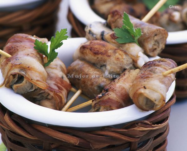 Brochetas de higaditos y salchichas